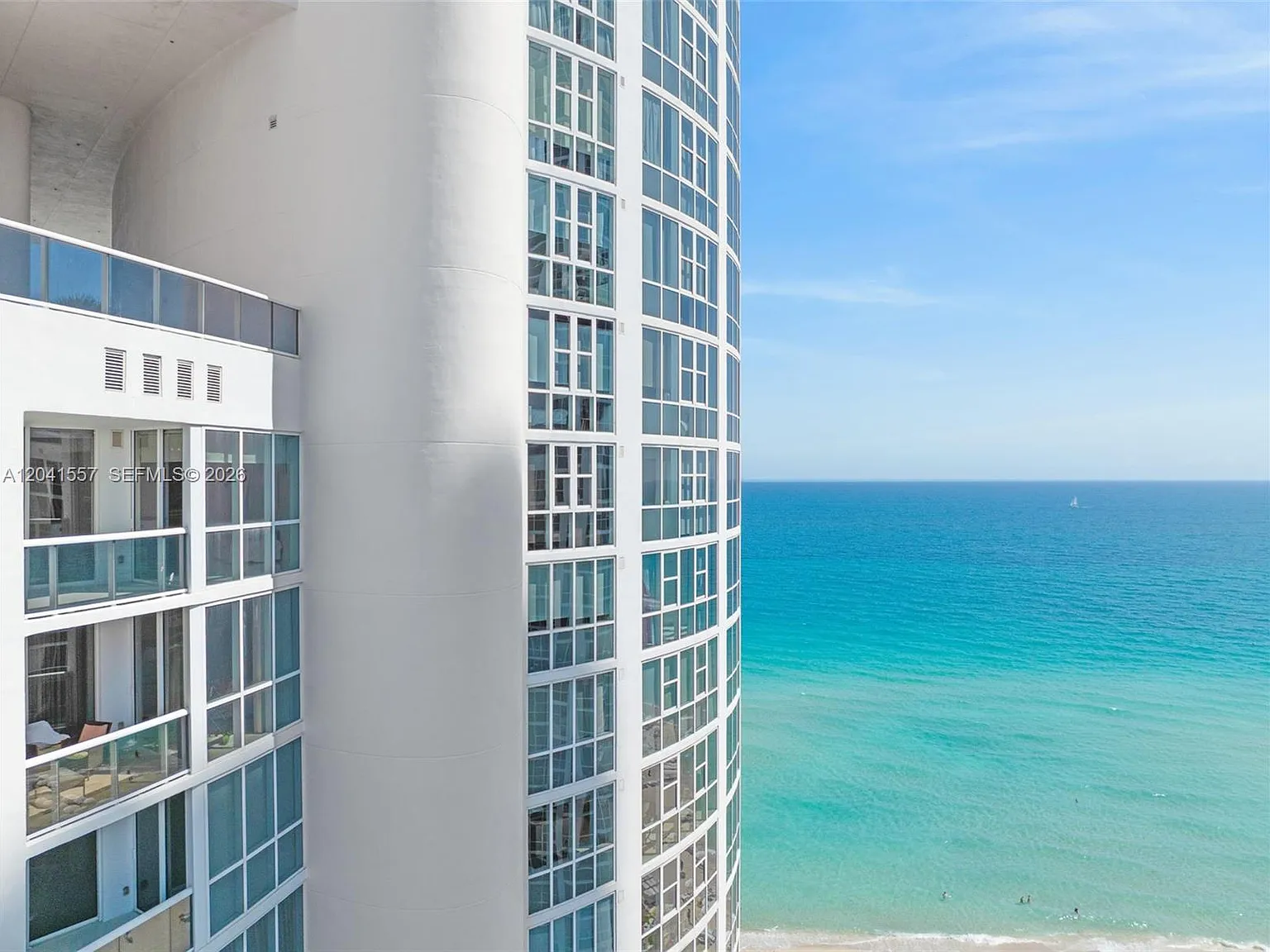 Trump Royale Condo — Photo 2