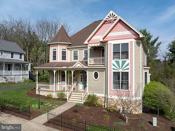 4th image of 152 Gaslight Cir