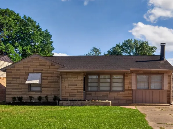 920 Nottingham Dr, Angleton, TX 77515