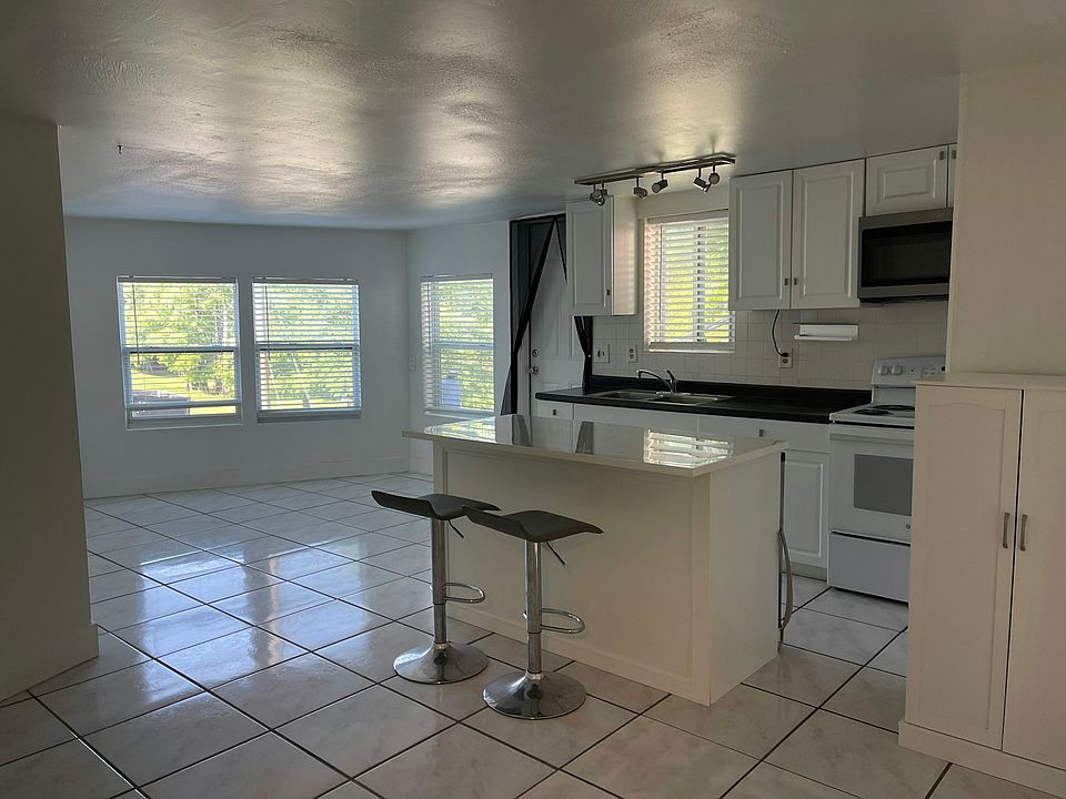 Open floor plan - kitchen living room