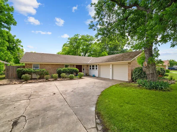 9005 Mahan Dr, Benbrook, TX 76116