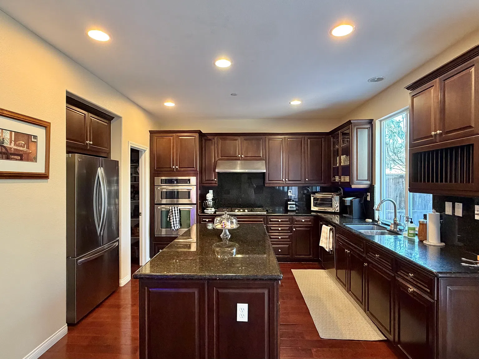 4 bed, 2.5 bath, 2901 sqft, $5,800 — Photo 2