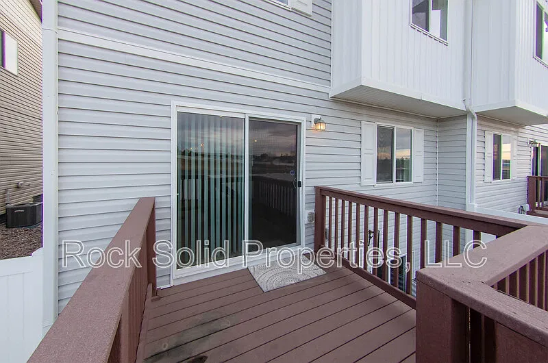 3 bed, 2.5 bath, 2359 sqft, $2,095 — Photo 4