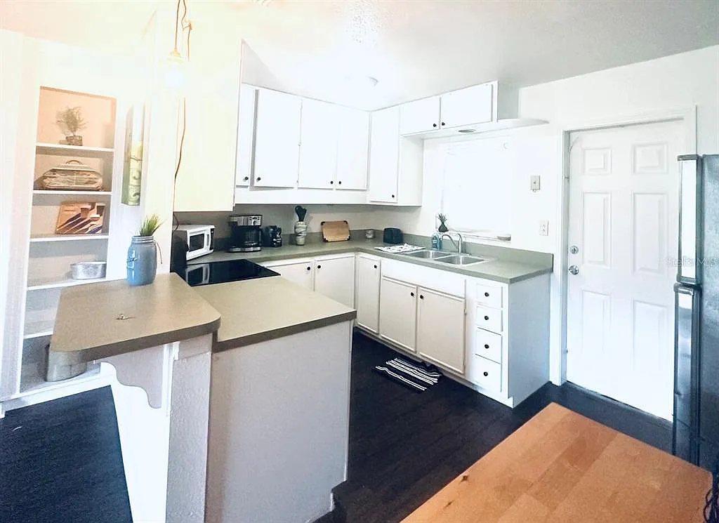 3 bed, 1.0 bath, 980 sqft, $3,200 — Photo 4
