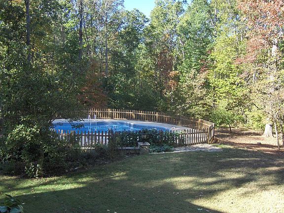 Lagoon-shaped pool