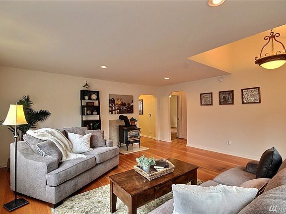 5th image of 239 W Park St