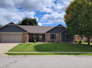 945 Creekside Ln, Plainfield, IN 46168