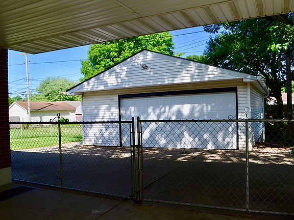 Fenced yard/ 2 Car Det Garag