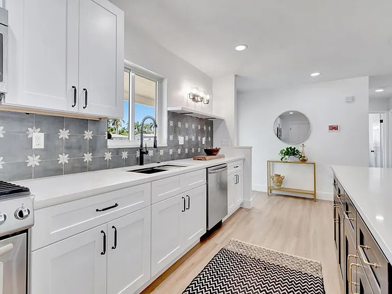 620 Las Palmas Park — Photo 2