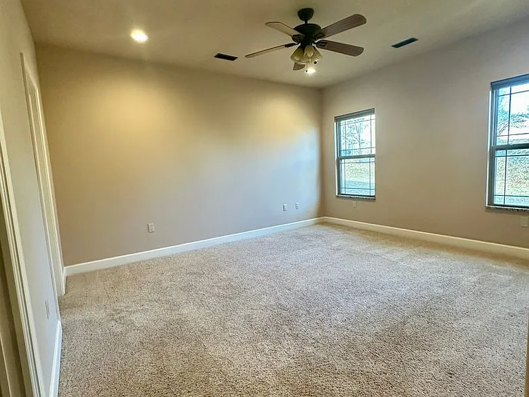 213-215 Pebblestone Ln — Photo 13