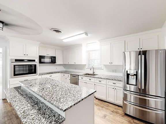 3rd image of 3430 Arbutus Dr SW