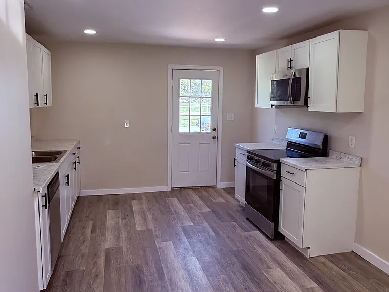2400 Garfield Ave — Photo 3