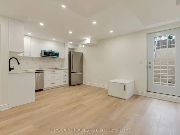 5623 Longboat Ave #Basement, Mississauga, ON L5M 7E5