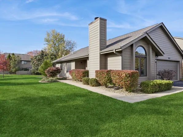 8032 Wildwood Ln, Darien, IL 60561