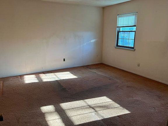 4th image of 31 Somerset Dr