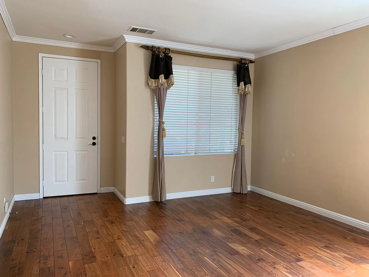 4 bed, 2.5 bath, 2031 sqft, $5,350 — Photo 2