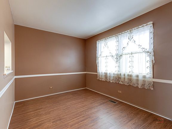 3rd image of 823 Hughes Pl