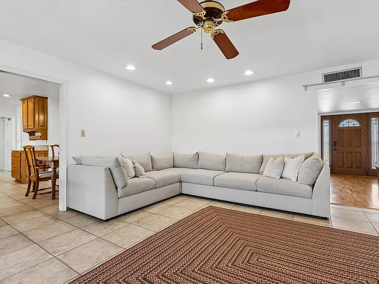 719 E Erie Dr — Photo 11