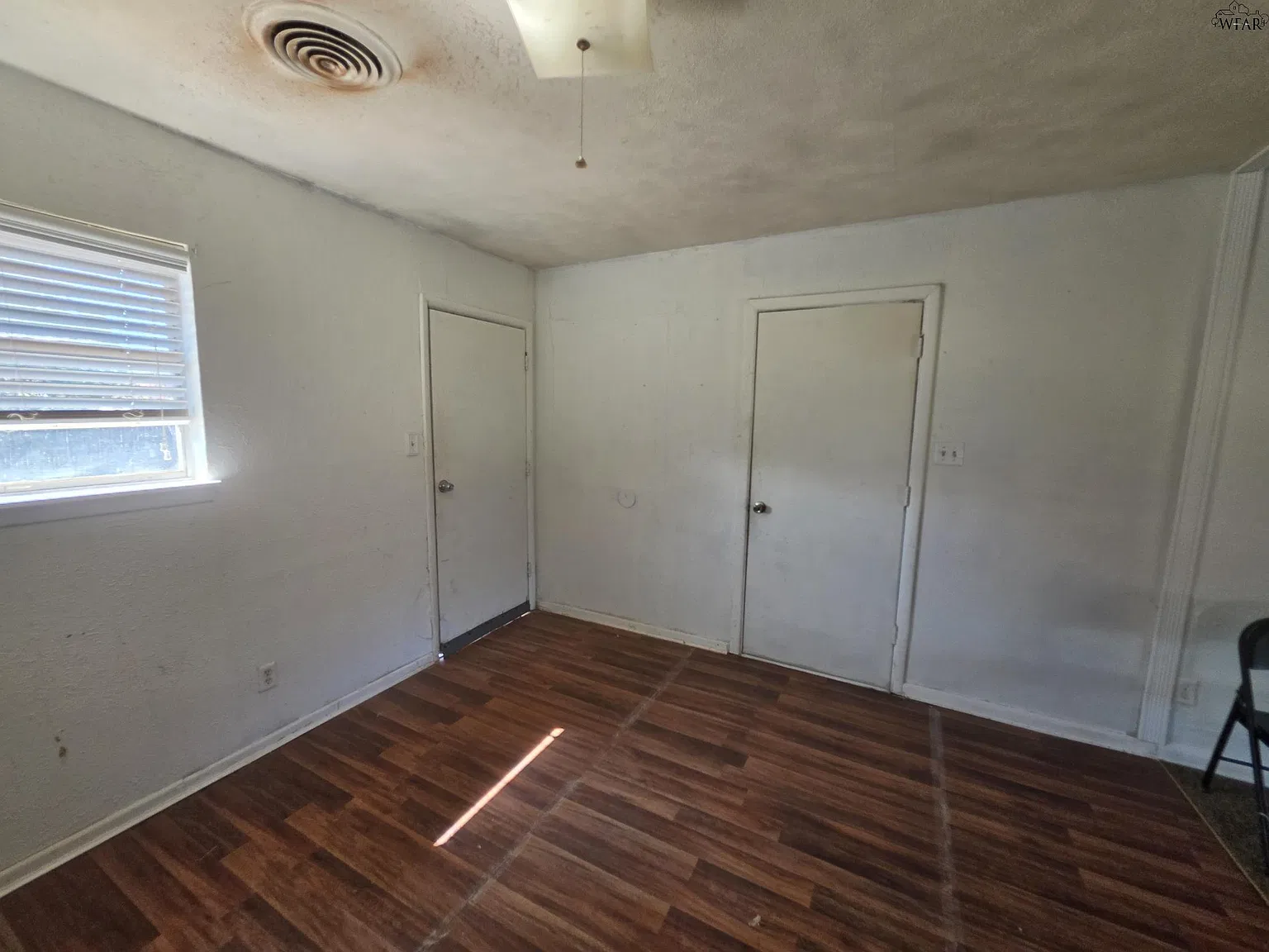 3 bed, 1.0 bath, 1075 sqft, $1,300 — Photo 4