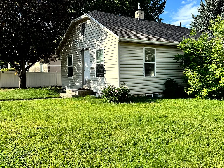 453 N 15th Ave #A — Photo 1