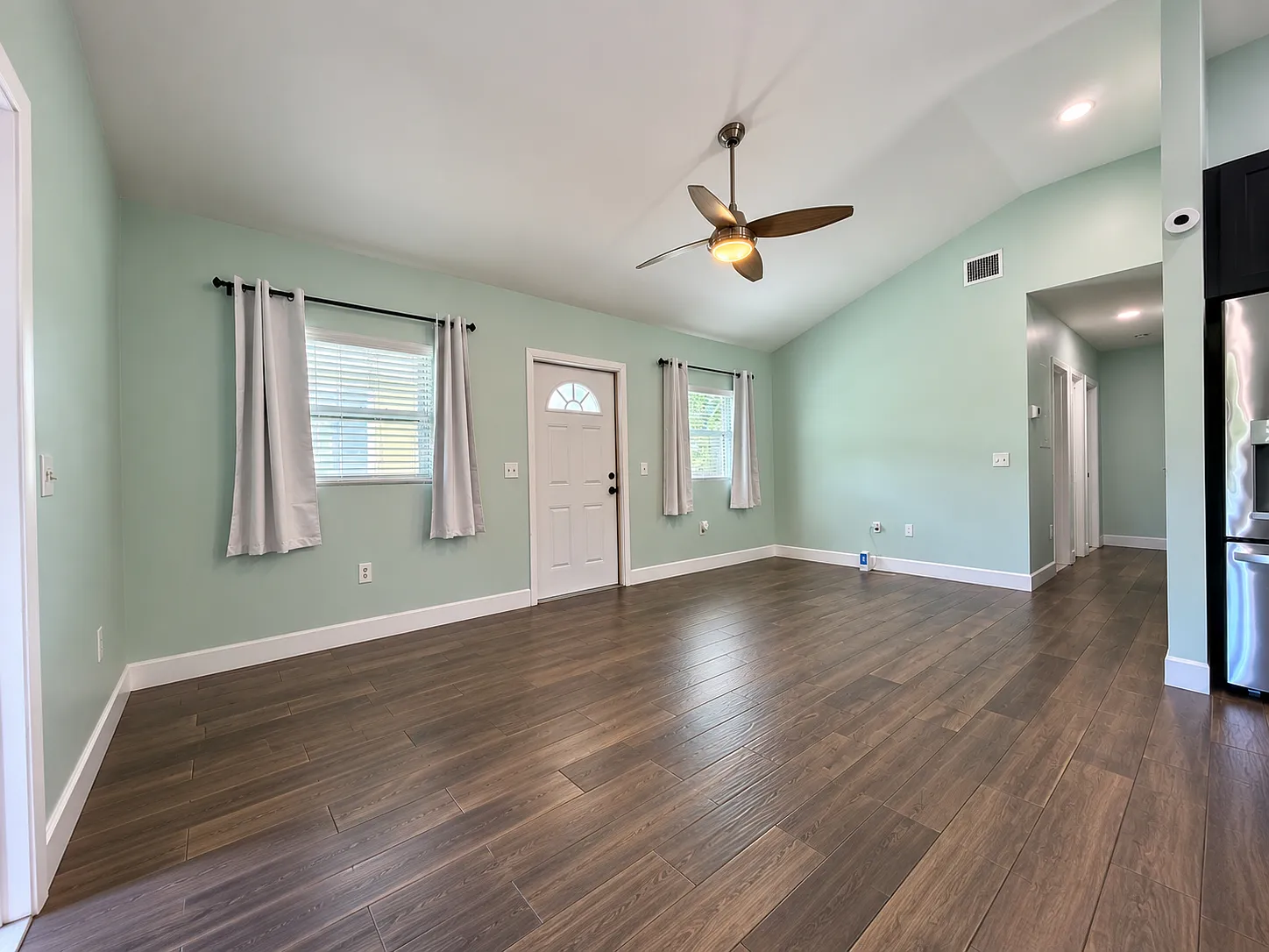 2 bed, 1184 sqft, $3,950 — Photo 4