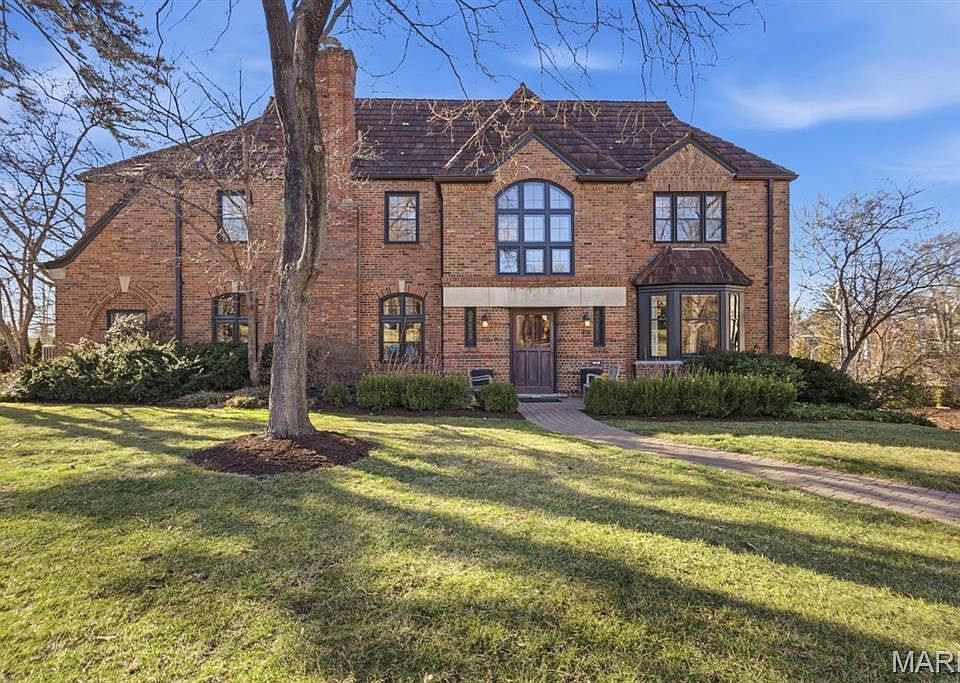 1st image of 28 Lake Forest Dr