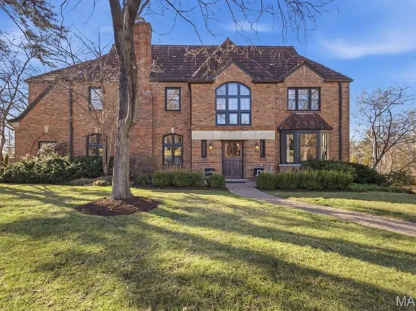 28 Lake Forest Dr, Saint Louis, MO 63117