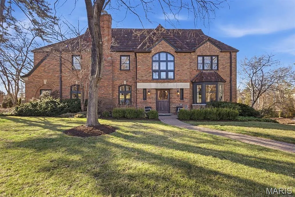 28 Lake Forest Dr photo 1