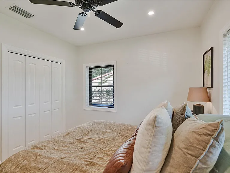 807 SW 18th St — Photo 33