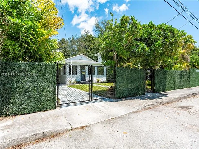 3655 Oak Ave