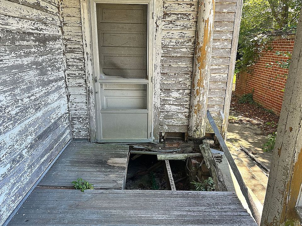 25th image of 211 E Main St