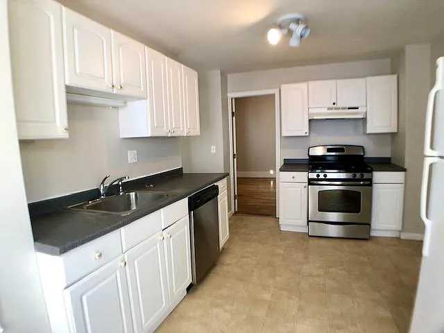 Updated & Sunny 2 bed. in Cambridge! — Photo 3