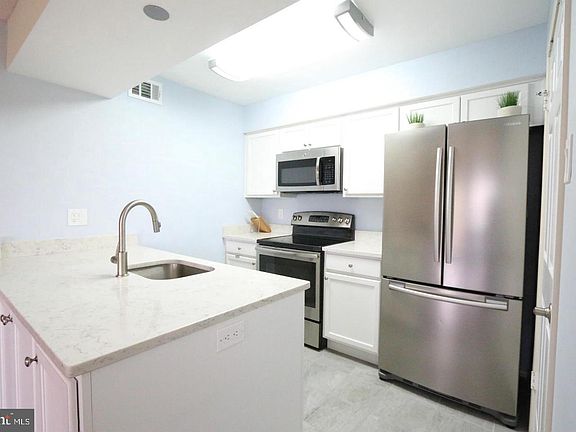 3rd image of 1524 Lincoln Way APT 401