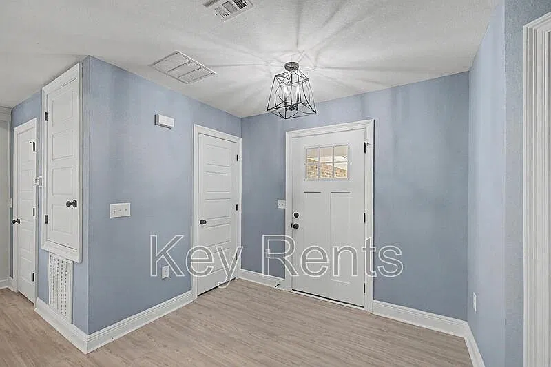 3 bed, 2.0 bath, 1642 sqft, $1,975 — Photo 2