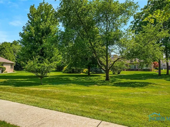 232 Syracuse Dr, Bowling Green, OH 43402