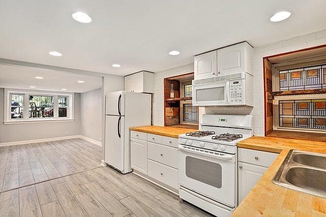 1st image of 2221 W Cortland St
