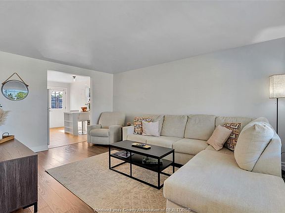 3rd image of 1667 Aubin Rd