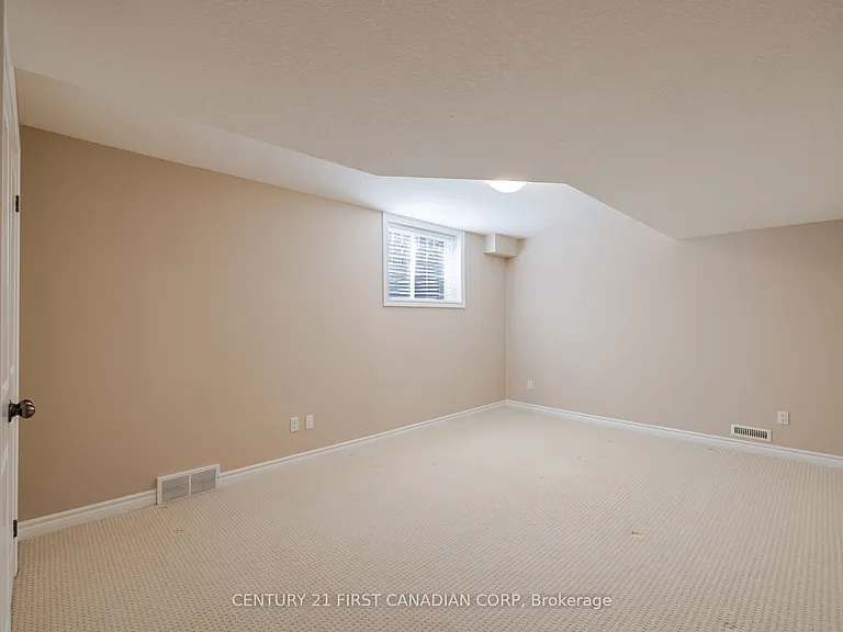 1690 Beaverbrook Ave — Photo 35