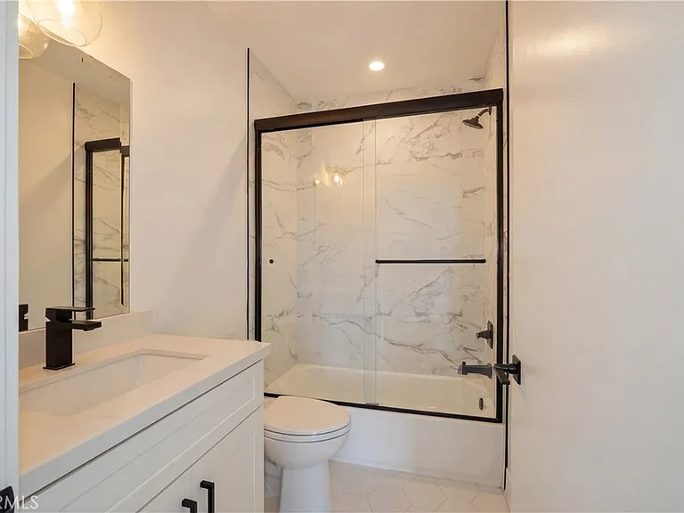 21721 Hart St — Photo 10