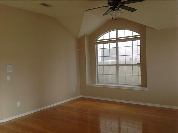 3rd image of 2206 Lilac Cir