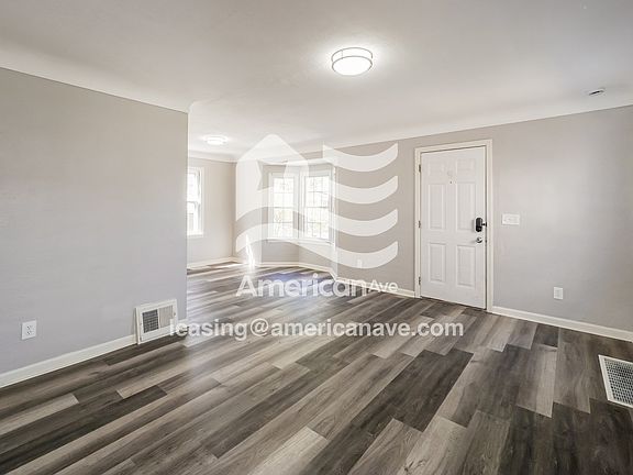 1431239_002_living_room_13709584.jpg