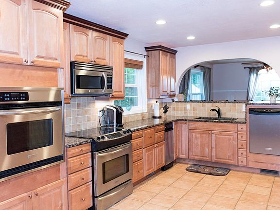 3rd image of 450 NE 70th Pl