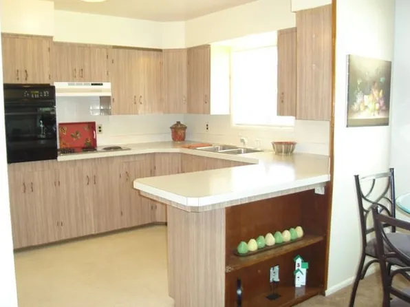 335 E Gloucester St, Gladstone, OR 97027