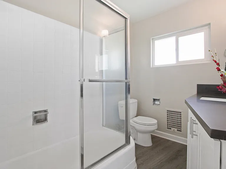 Levering Apartments — Photo 14
