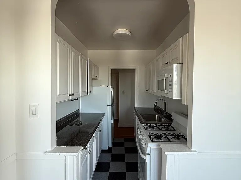 650 Victory Blvd #3 — Photo 3