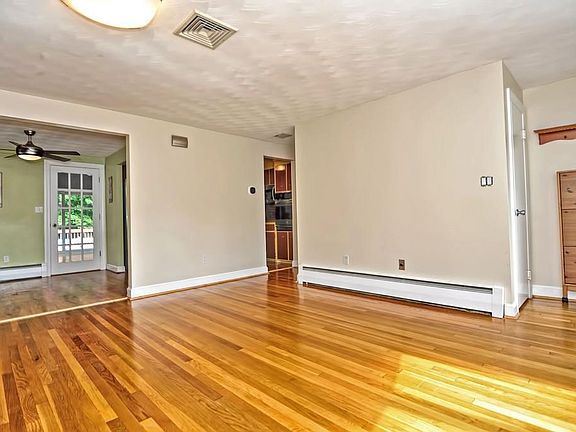 4th image of 33 Nancy Ave