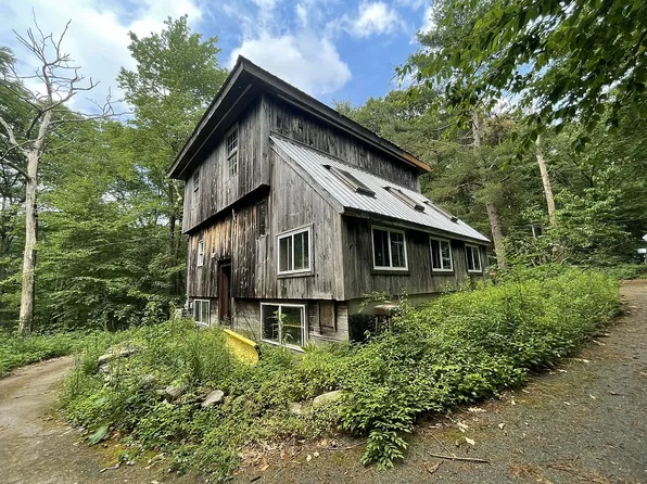 55 Hollow Rd, Wales, MA 01081