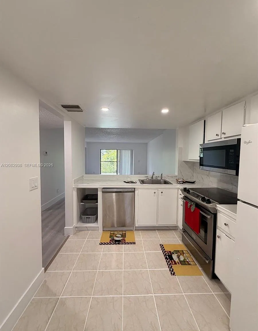 6575 W Oakland Park Blvd — Photo 2