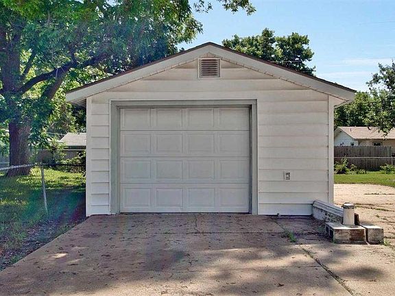 Detached Garage