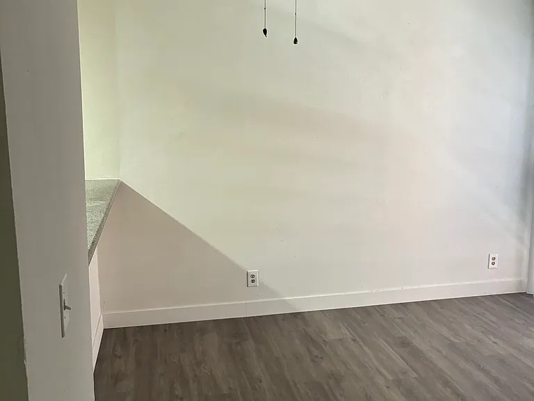 733 S Mariposa Ave — Photo 3